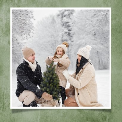 Natuurlijke kerstkaart groen dennentakje sneeuw 2