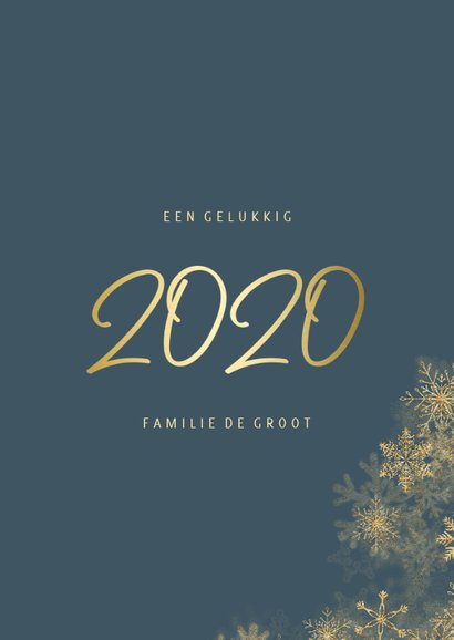 Nieuwjaarskaart grote foto met sneeuwkader en gouden 2020 3