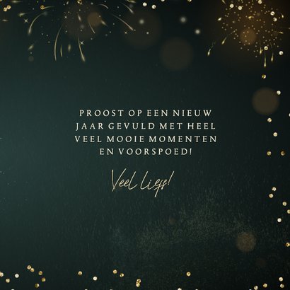 Nieuwjaarskaart met champagneglazen en goudlook typografie 3