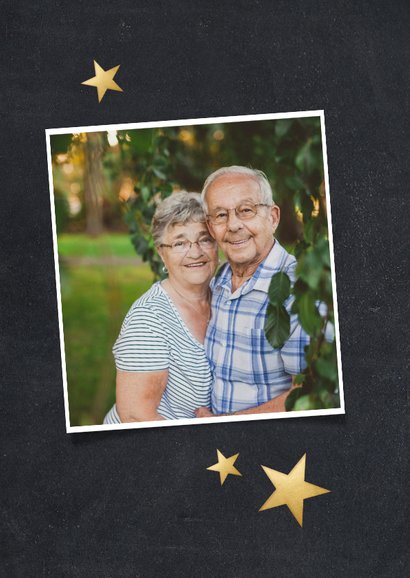 Nieuwjaarskaart met grote foto en witte confetti rondom 2