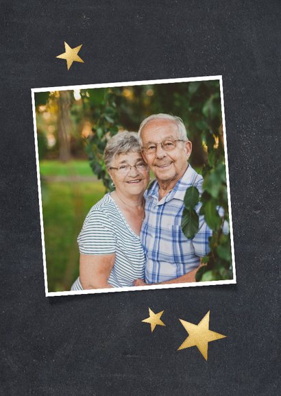 Nieuwjaarskaart met grote foto en witte confetti rondom 2