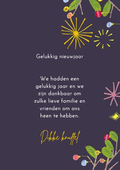 Nieuwjaarskaart vuurwerk in de stad met sneeuw 3