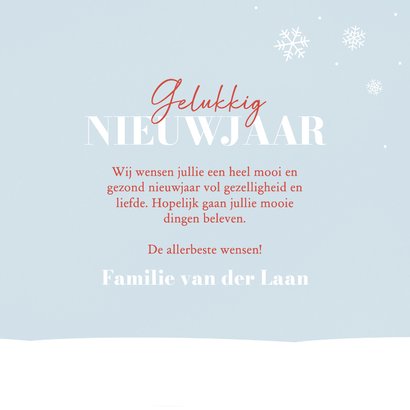 Nieuwjaarskaartje met konijnen in de sneeuw lichtblauw 3