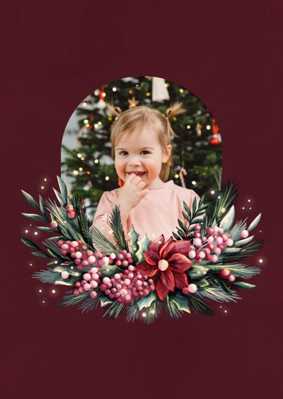 Rode kerstkaart met foto en krans met bloemen en besjes 2