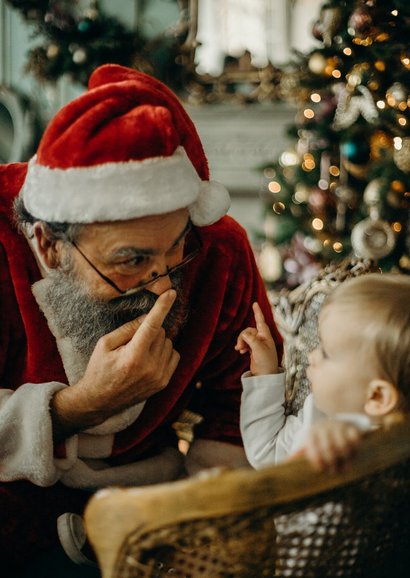 Rode warme kerstkaart met eigen foto en gouden sterren 2