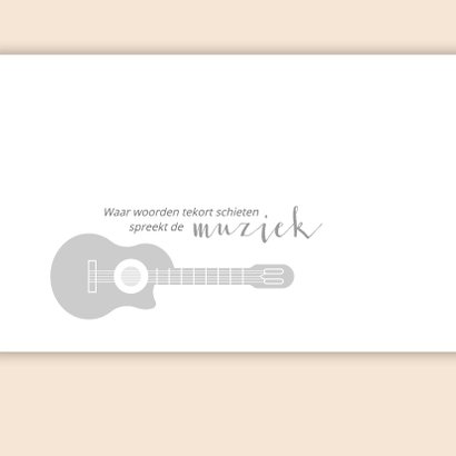 Rouw hobby muziek met silhouet van gitaar en portretfoto 2