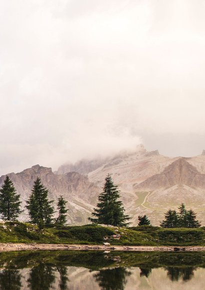 Rouwkaart natuur landschap met bergen en bomen Achterkant