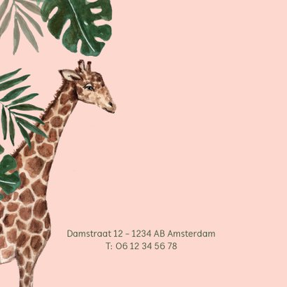 Roze geboortekaartje met giraffe en groene bladeren 2