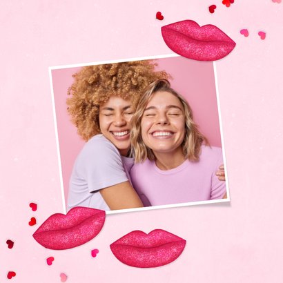 Roze valentijnskaart met veel kusjes en hartjes 2