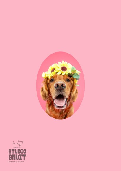 Roze verjaardagskaart van hond met bloemenkrans 2
