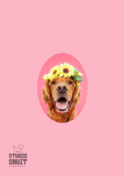 Roze verjaardagskaart van hond met bloemenkrans 2