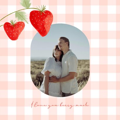 Save the date kaart bruiloft aardbeien roze ruitjes 2