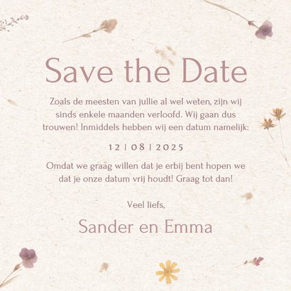 Save the date kaart met geperste bloemen en papier textuur 3