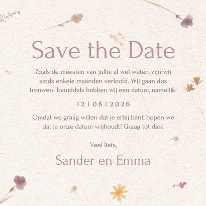 Save the date kaart met geperste bloemen en papier textuur 3