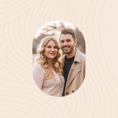 Save the date modern beige met golvende lijnen grote datum 2