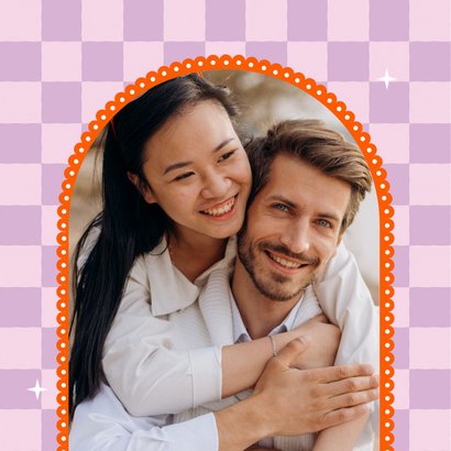 Save the date modern met lila ruitjes oranje boog en maan  2