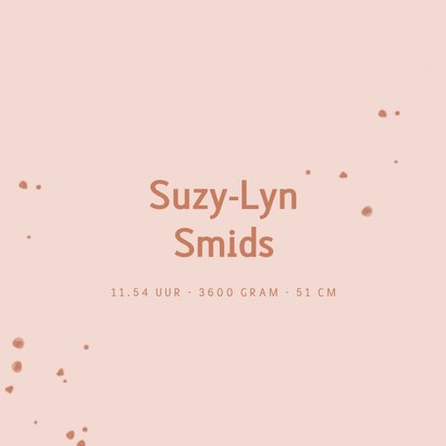 Simpel geboortekaartje met verfspetters en initiaal in roze 2