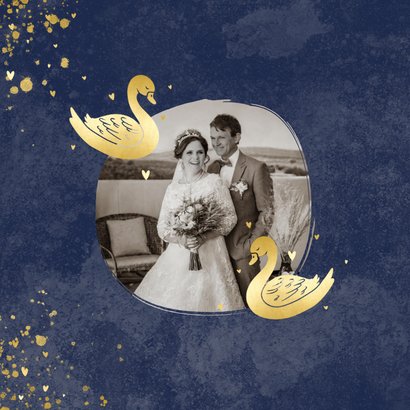 Stijlvolle blauwe 50 jubileum uitnodiging met gouden zwanen 2