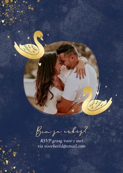 Stijlvolle donkerblauwe trouwkaart met gouden zwanen 2