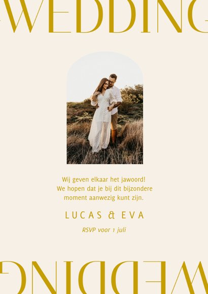 Stijlvolle foto trouwkaart met klassieke gouden typografie 3