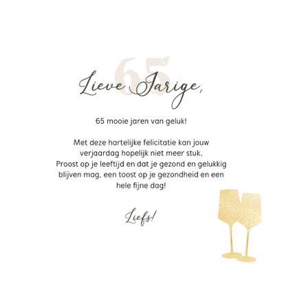 Stijlvolle kaart met wijnglazen en confetti in goud 3