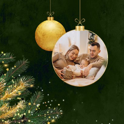 Stijlvolle kerstkaart kerstboom foto goud groen kerstbal 2