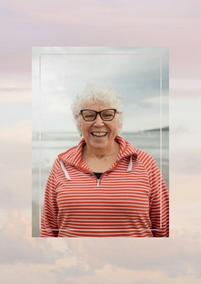 Stijlvolle nagedachteniskaart met wolken en foto 2