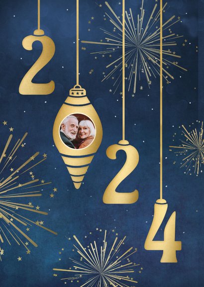 Stijlvolle nieuwjaarskaart met 2024 kerstballen en vuurwerk  2