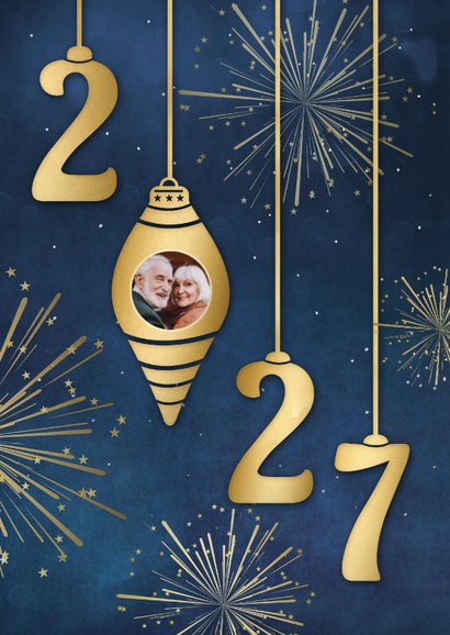 Stijlvolle nieuwjaarskaart met 2027 kerstballen en vuurwerk 2