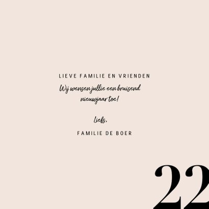 Stijlvolle nieuwjaarskaart met champagnefles en 2022 3