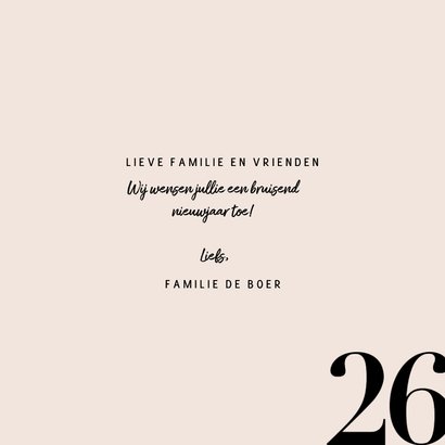 Stijlvolle nieuwjaarskaart met champagnefles en 2026 3