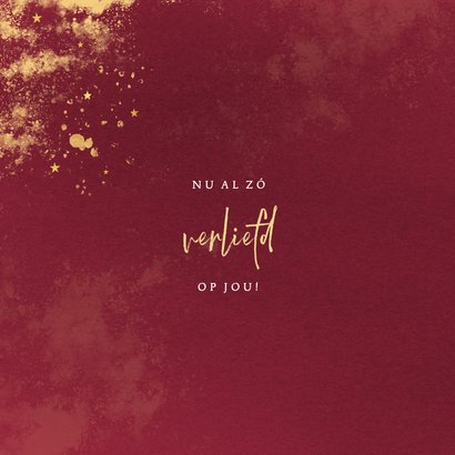 Stijlvolle rode geboortekaartjes met goudfolie sterretjes 2