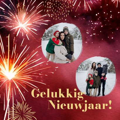 Stijlvolle rode nieuwjaarskaart met vuurwerk en goud jaartal 2