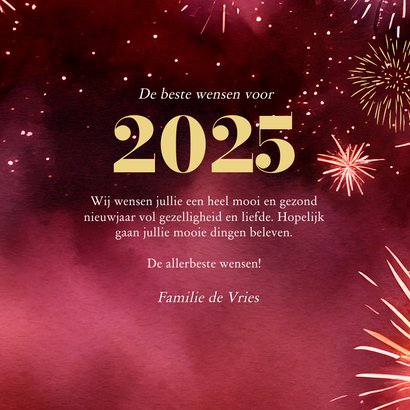 Stijlvolle rode nieuwjaarskaart met vuurwerk en goud jaartal 3