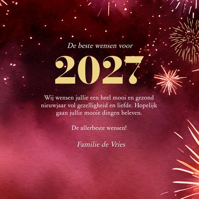 Stijlvolle rode nieuwjaarskaart met vuurwerk en goud jaartal 3