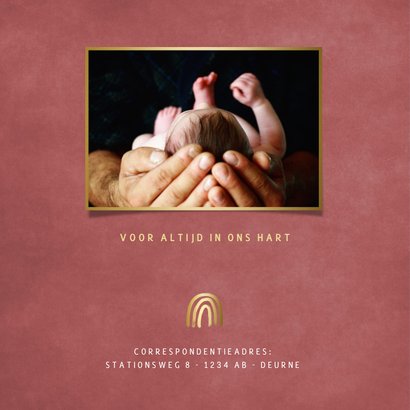 Stijlvolle rouwkaart voor een baby met een gouden regenboog 2