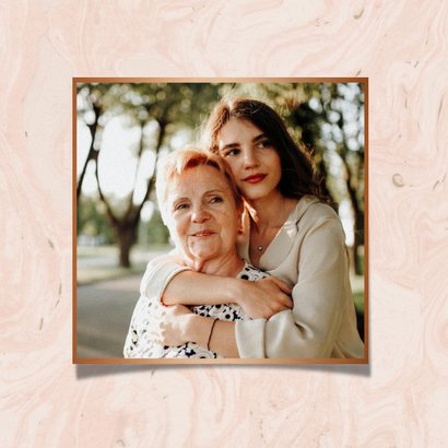 Stijlvolle roze waardebon moederdagkaart met foto en marmer 2