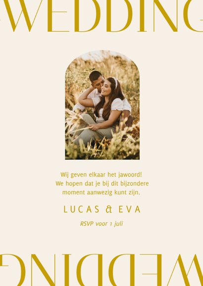 Stijlvolle trouwkaart met grote klassieke gouden typografie 3