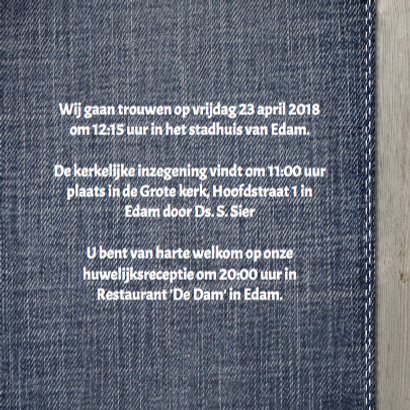 Stijlvolle trouwkaart met hout en jeans design 3