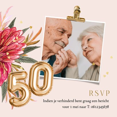 Stijlvolle uitnodiging 50 jaar getrouwd cijferballon bloemen 2