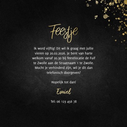 Stijlvolle uitnodiging feestje goud met spetters krijtbord 3