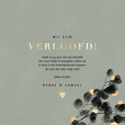 Stijlvolle verlovingskaart zwarte eucalyptus, gouden hartjes 3