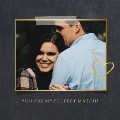 Stijlvolle zwarte valentijnskaart met gouden hart en foto 2
