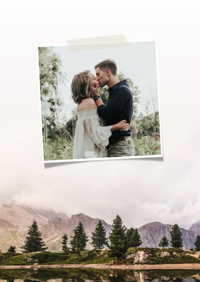 Stoere Save the Date kaart met een berg landschap en datum 2