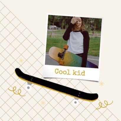 Stoere verjaardagskaart skateboard grafisch okergeel 2