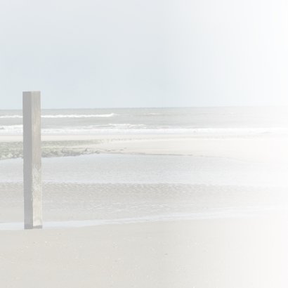 Strandpaal aan strand met zee 4k 2