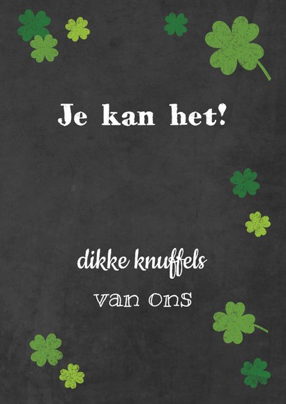 Succes kaart voor examen met klavers op krijtbord 3