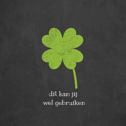 Succes kaart voor met groene klavers vier op krijtbord 2