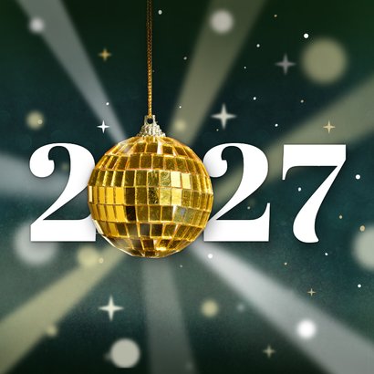 Trendy foliedruk kerstkaart met een discobal- stralend 2027 2