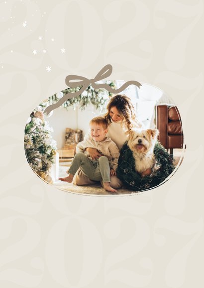 Trendy kerstkaart beige strik jaartal linnenlook met foto 2